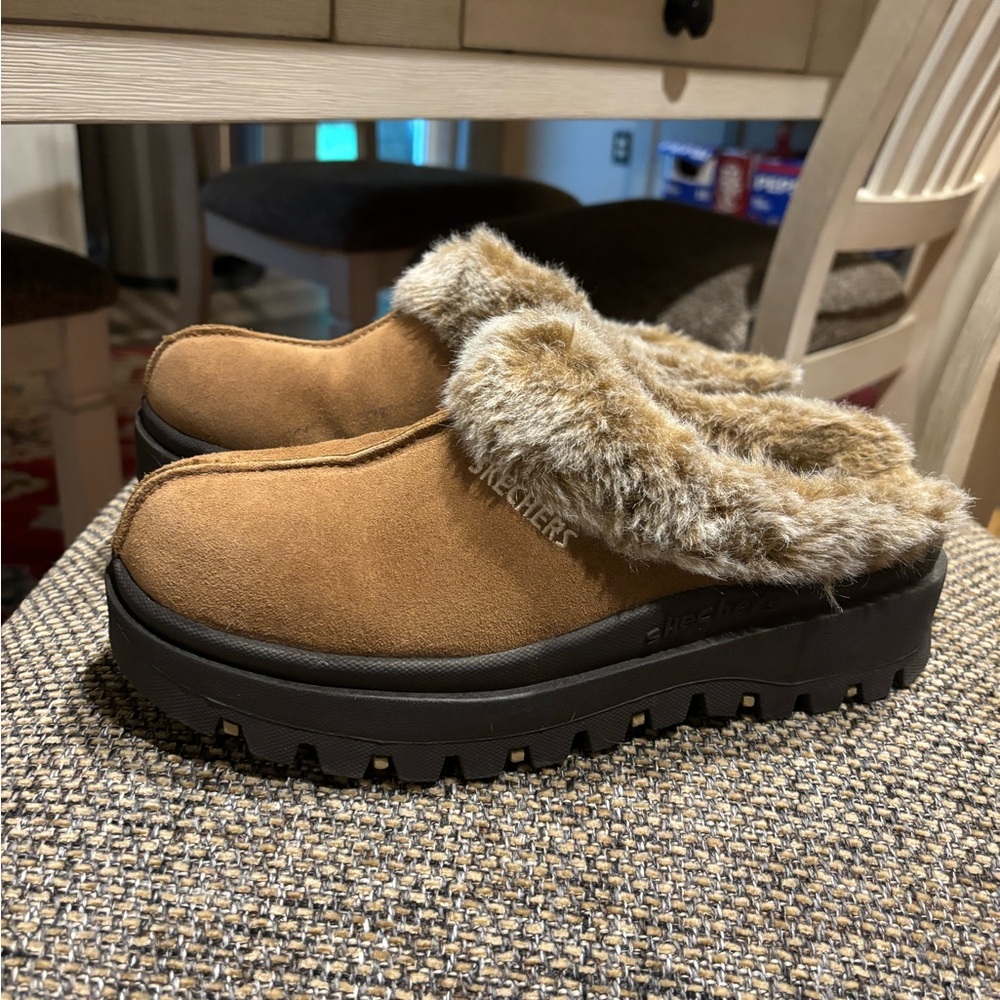 Women’s size 10 slip on clogs by Skechers! 🤎
